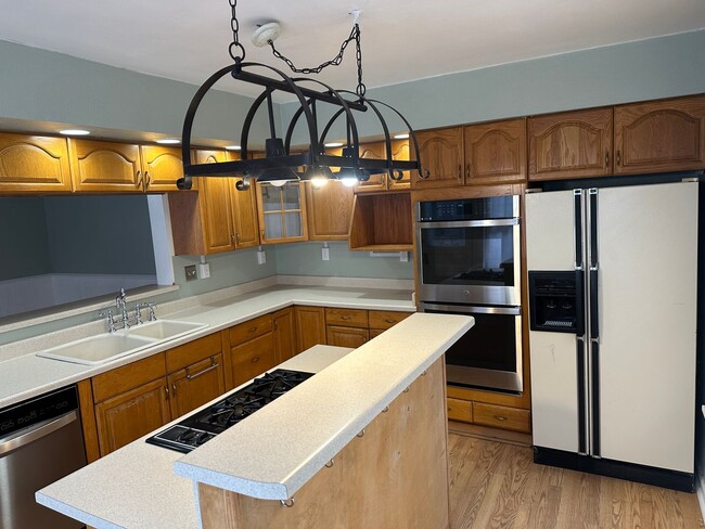 Building Photo - Charming 4BD Victorian near Downtown Color...