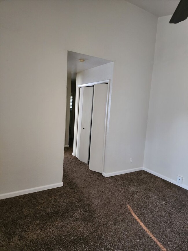 Building Photo - 3 Bedroom 2 Bath in HOA Community with Com...