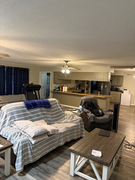 Large living room - 920 N Walnut St