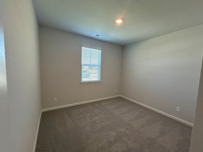 Building Photo - Brand new home with community amenties nes...