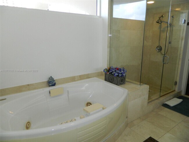 Building Photo - 17555 Collins Ave