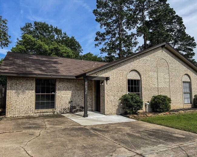 Building Photo - Comfortable 3BR/2BA Home in a Prime Location Near Forest Hills
