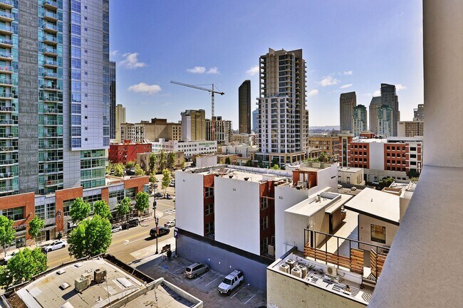 Building Photo - Stunning East Village 2 Bedroom at Nexus! Expansive Balcony! Pet Ok!