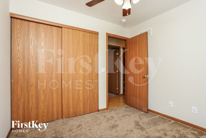 Building Photo - 819 Lakeside Manor Dr