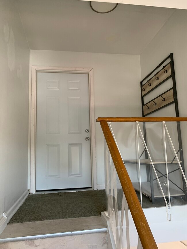 Building Photo - 5489 Vicaris St