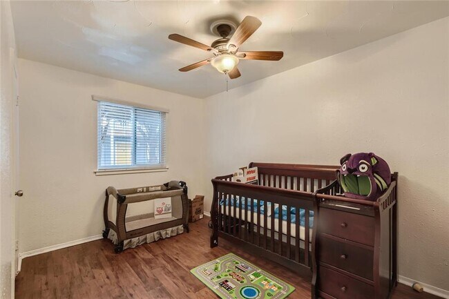 Building Photo - 2401 Manor Rd