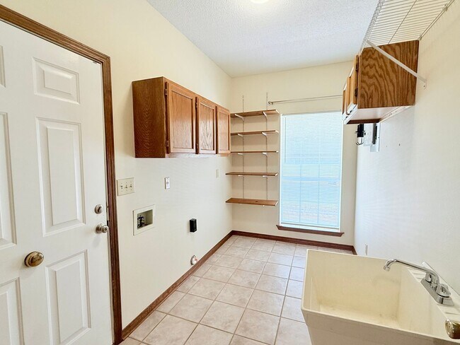 Building Photo - Custom Home On 1.78 Acre Lot
