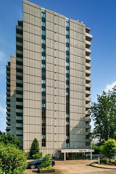 Building Photo - 2211 SW 1st Ave