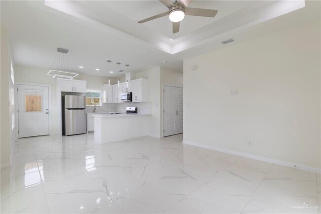 Building Photo - 21 Violet Ave W