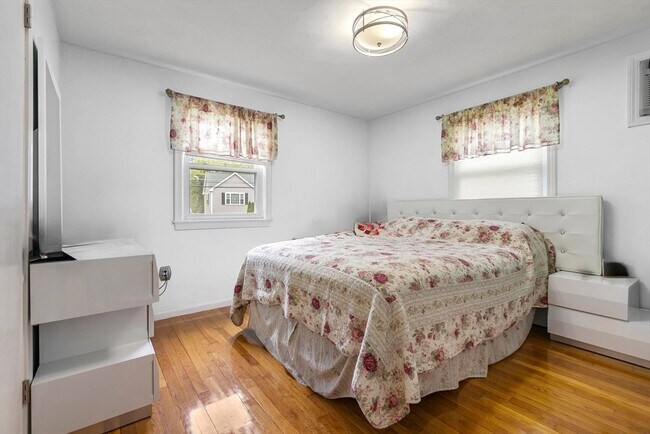 Building Photo - 16 Pathwoods Ave