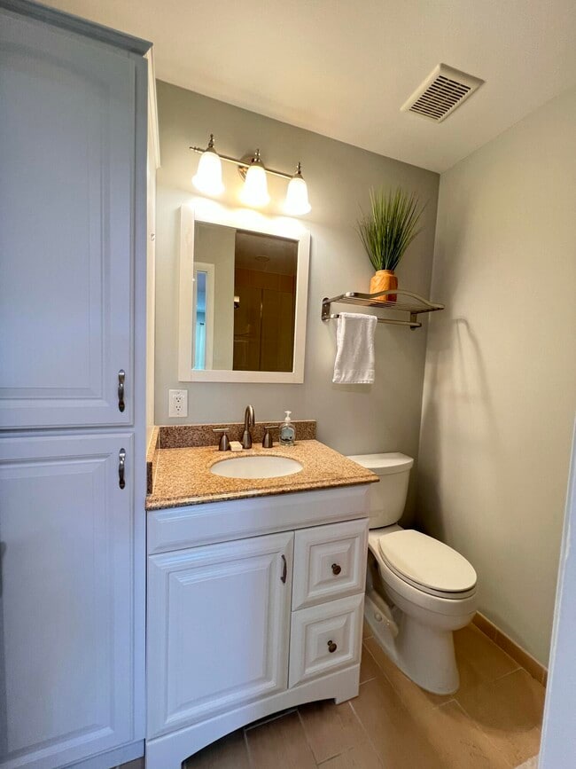 Building Photo - 698 Normandy Ln