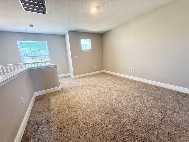 Building Photo - 5282 Neil Dr