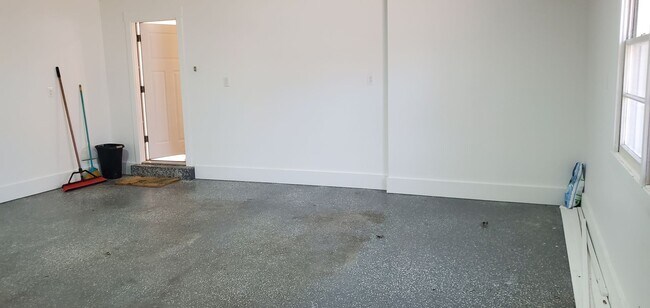 Building Photo - 4 bd, 2 ba, old SW Columbia, corner lot, great shape, fenced, hardwoods, W/D