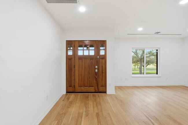 Building Photo - Beautiful Houston Home Featuring a Private Pool