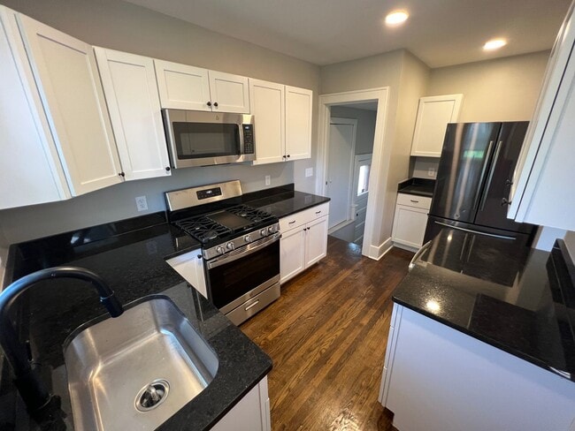 Building Photo - Charming 3BR Home close to Benson/Dundee