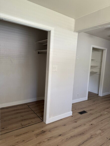 Building Photo - 25 Maple Ln S