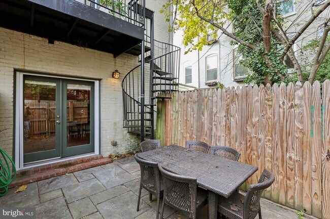 Building Photo - 1116 C St NE