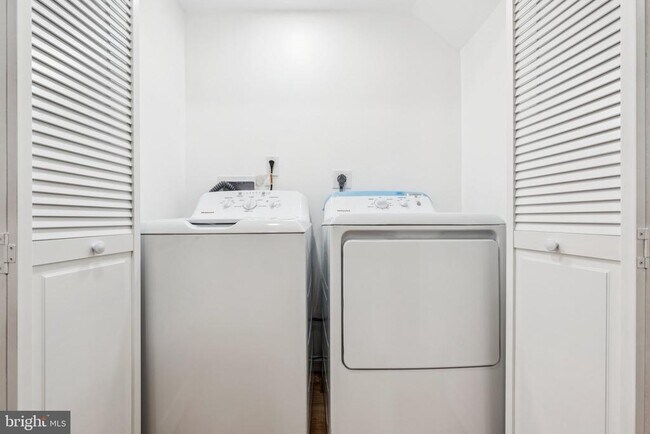 Building Photo - 1223 Spruce St