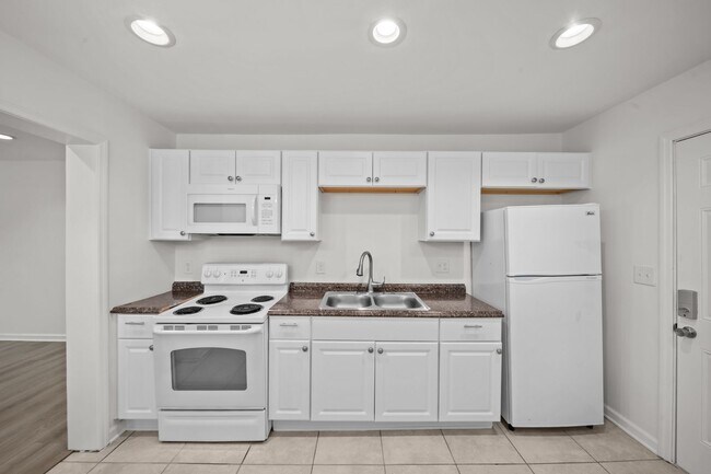 Building Photo - Newly Renovated 2 Bedroom 1 Bath Home