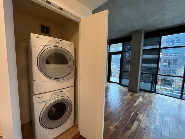 Building Photo - Modern Condo in NW District, Portland! On ...