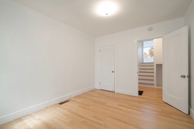 Building Photo - Spacious Two Story Albany Home Two Blocks ...