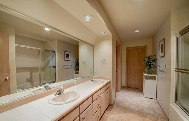 Building Photo - Fully Furnished Eaglewood Condo in Sunriver – Pool, Golf & Trails at Your Doorstep