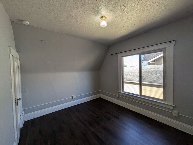 Building Photo - Across from Bellingham High | 5 Bed, 2 Bath Home | Minutes to Trader Joe's & I-5 | Pet Friendly |...