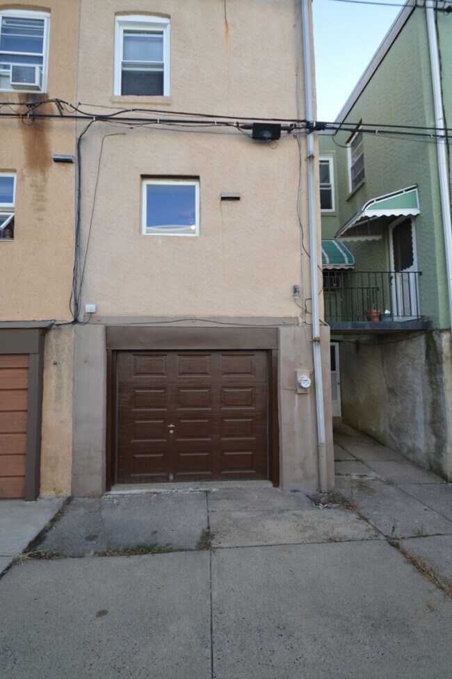 Building Photo - 2828 Sellers St