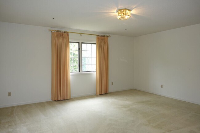Building Photo - Spacious home, close to downtown Los Altos.  Easy commute location. Great Los Altos Schools!