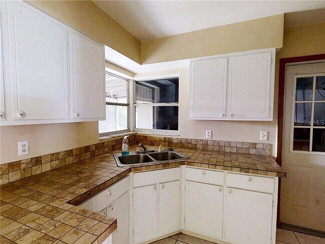 Building Photo - 2 Bed 1 Bath Pet Friendly with Fenced Yard...