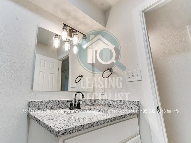 Building Photo - Adorable Norman 3 Bed 1.5 Bath House!