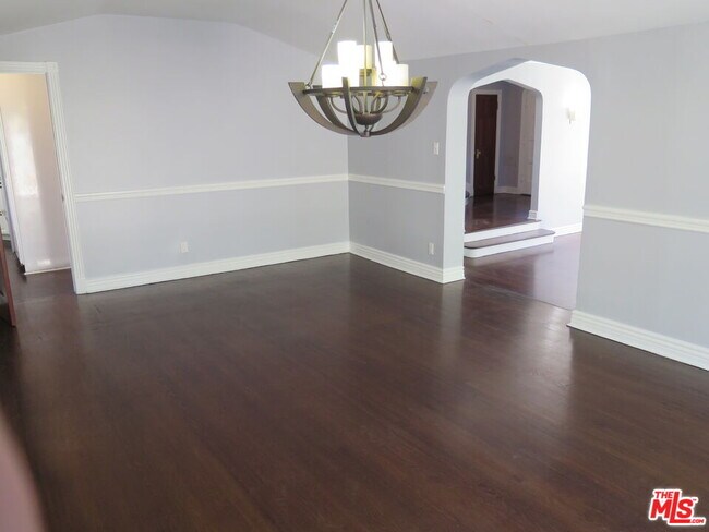 Building Photo - 802 Cloverdale Ave