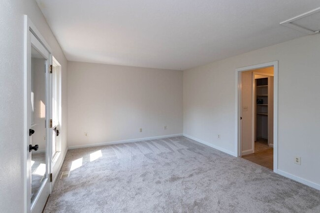 Building Photo - Beautiful Townhome in Central Colorado Springs!
