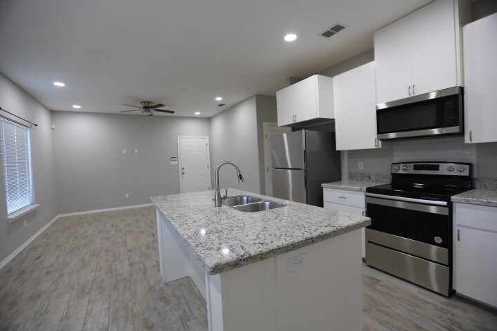 Building Photo - 1402 W Heritage Dr