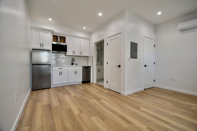Interior Photo - 5754