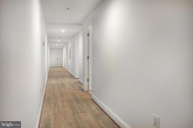 Building Photo - 812 Park Ave