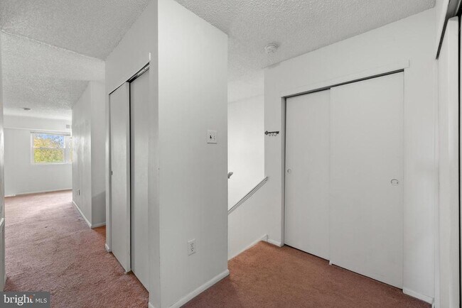 Building Photo - 424 Meadowview Ln