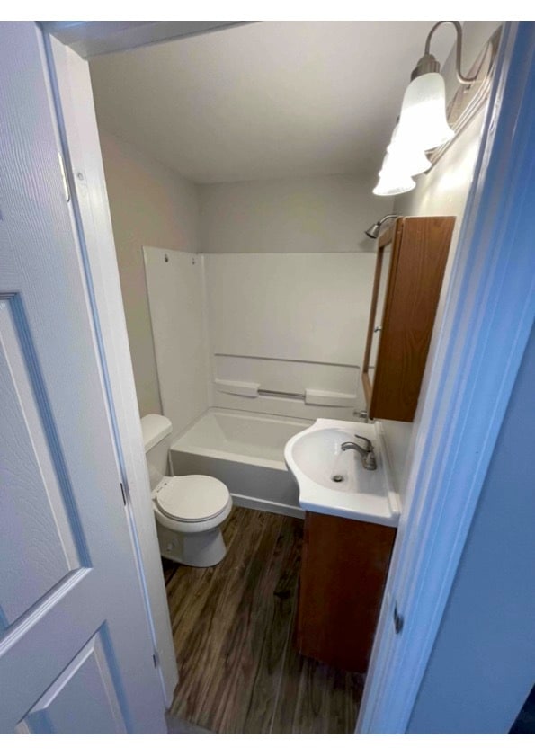 Building Photo - 576 High St NE