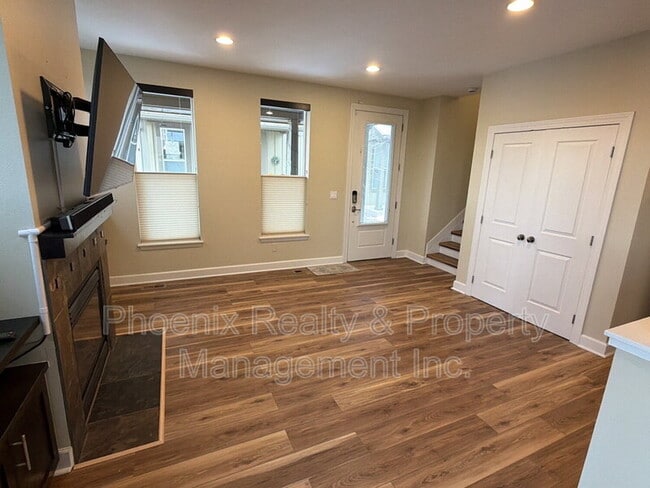 Building Photo - 454 N Finch Ave