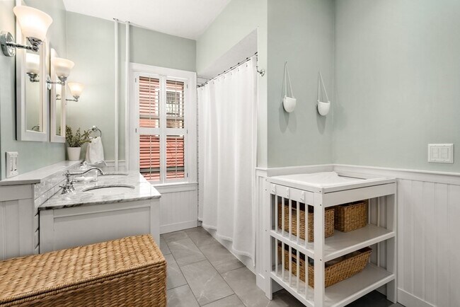 Building Photo - 9R Salem St Ave