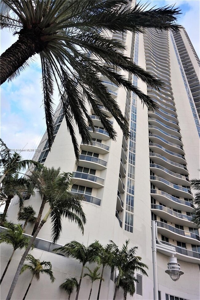 Building Photo - 15811 Collins Ave
