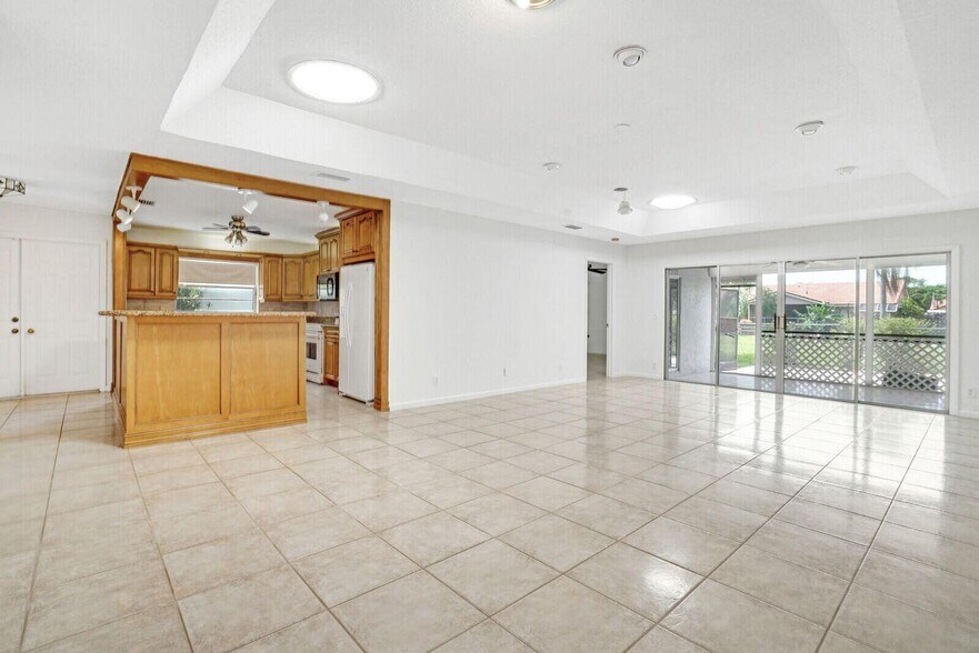 Building Photo - 9044 Pine Springs Dr