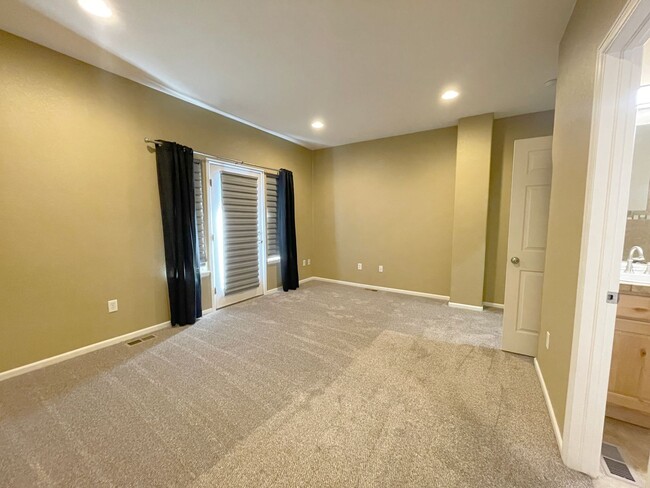 Building Photo - Spacious 2 bedroom townhome with attached ...