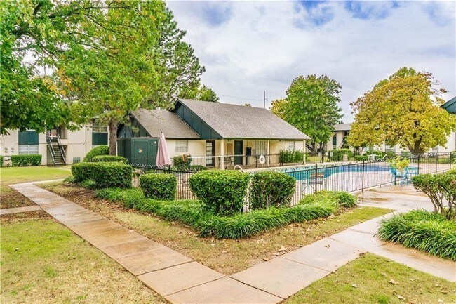 Building Photo - 1713 E Lindsey St