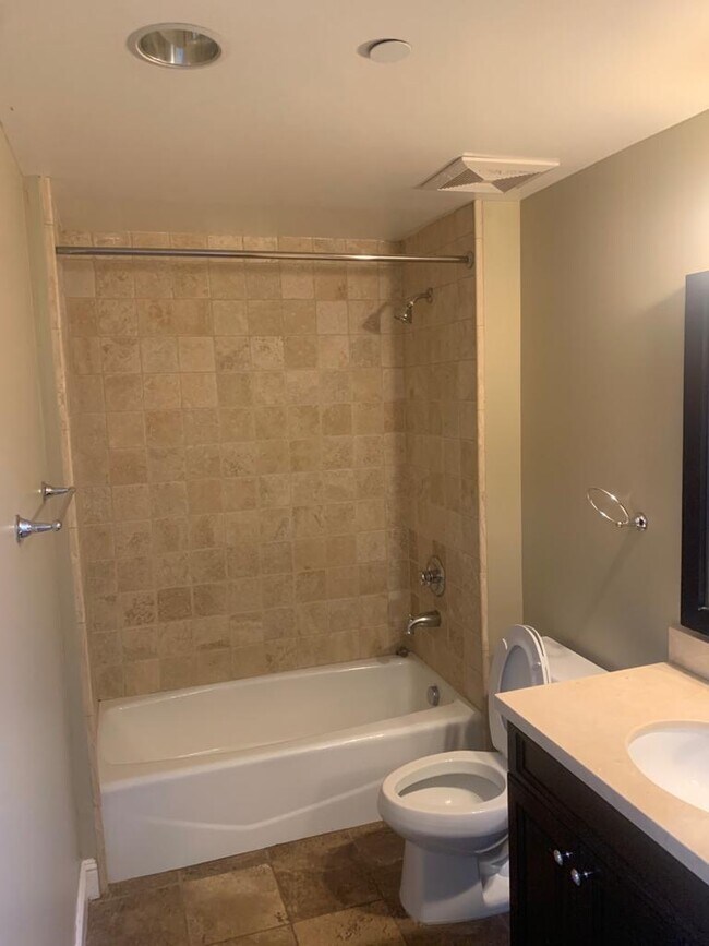 Common bathroom with tub/shower - 5037 Rosewood Ave