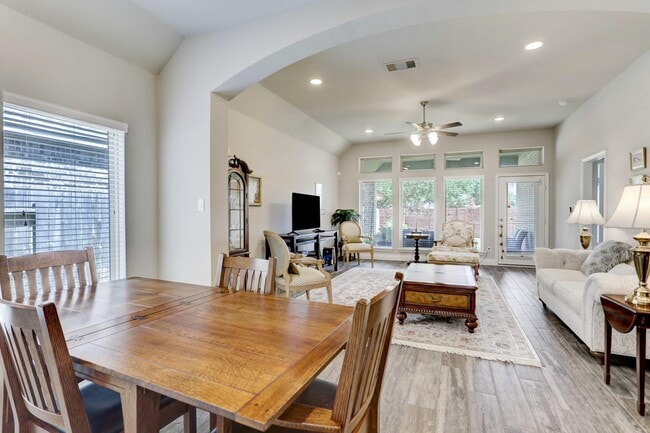 Building Photo - 8126 Silverspot Ln
