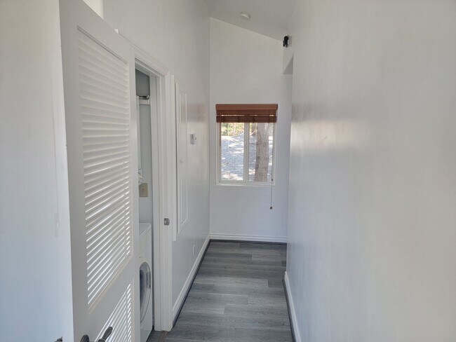 Building Photo - One Bedroom Apartment