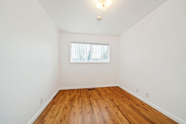 Building Photo - 330 E Jersey St