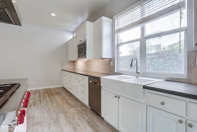 Building Photo - Impeccably Designed 4Bdm 4Ba Home in Desir...