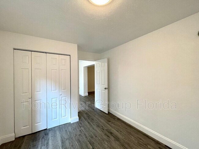 Building Photo - 2211 W Woodlawn Ave